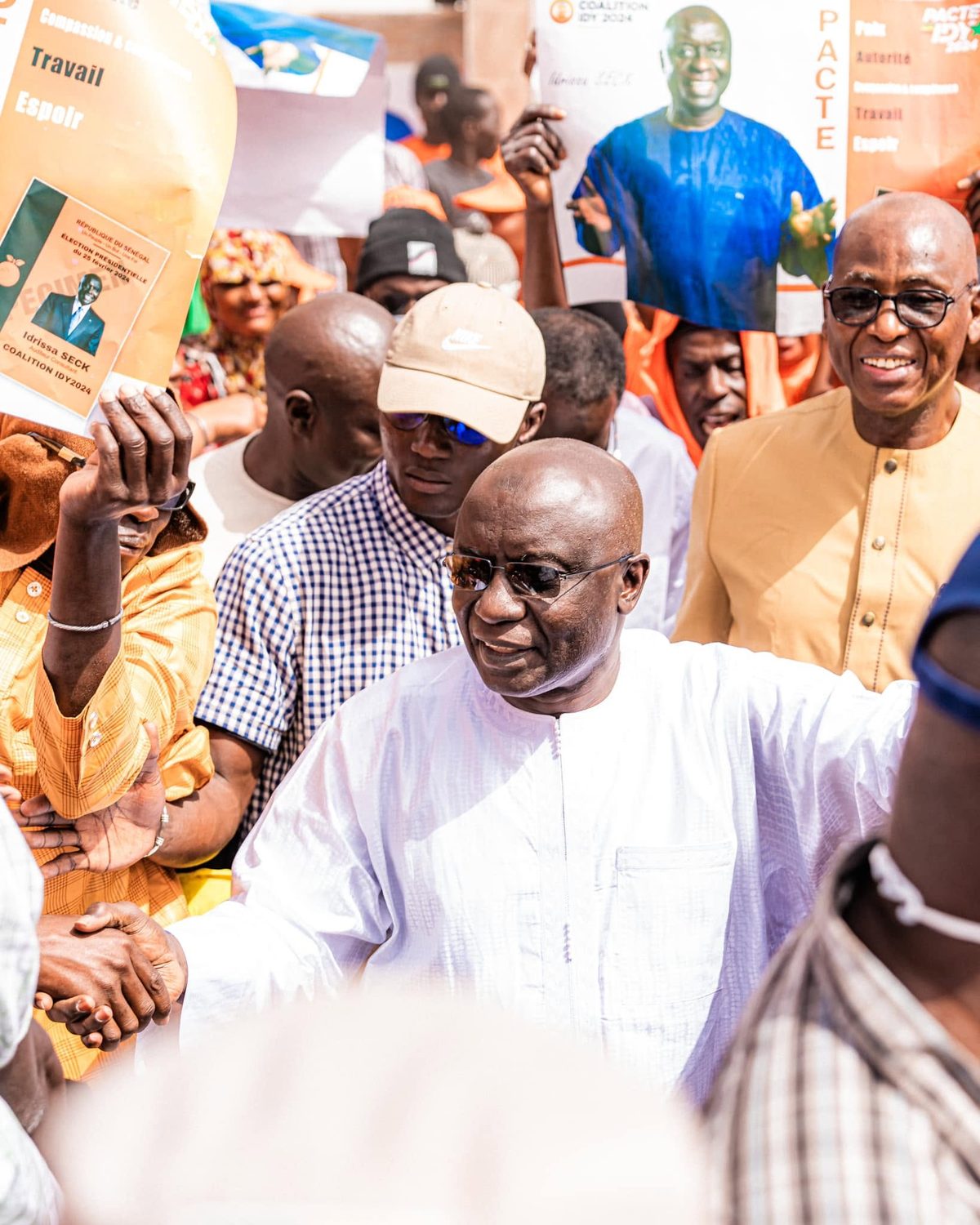 Idrissa Seck saluant ses partisans pendant la campagne présidentielle de 2024